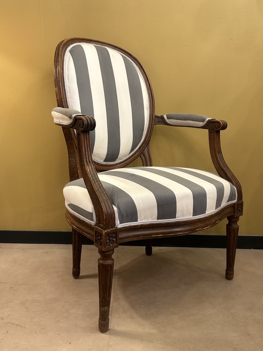 Paire de fauteuils cabriolet à dossier médaillon, style Louis XVI — XIXe siècle-photo-3