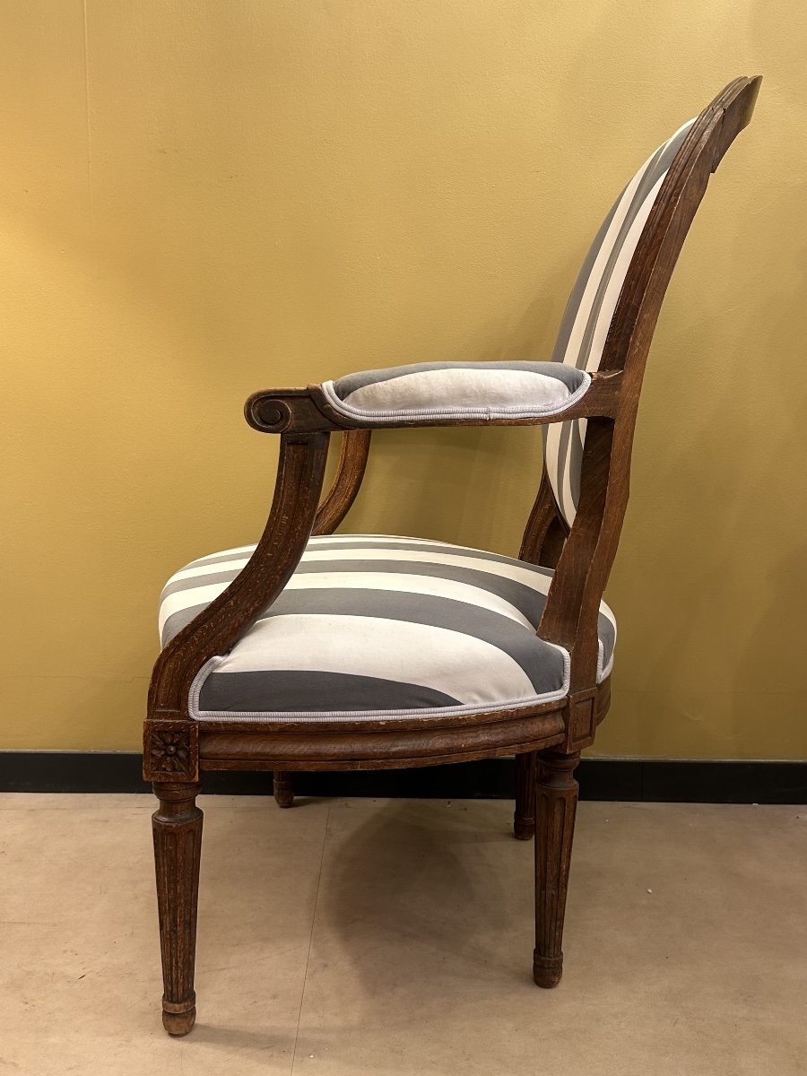 Paire de fauteuils cabriolet à dossier médaillon, style Louis XVI — XIXe siècle-photo-4