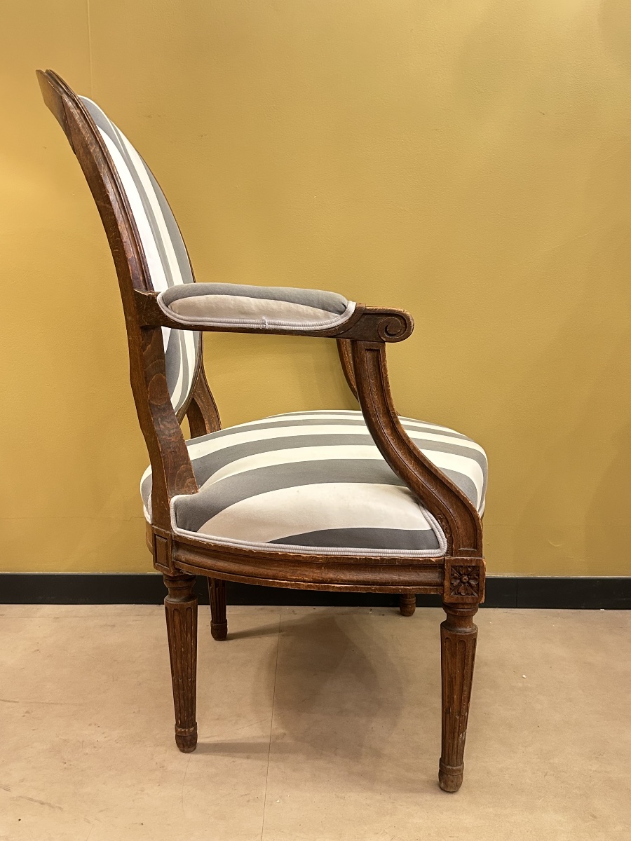 Paire de fauteuils cabriolet à dossier médaillon, style Louis XVI — XIXe siècle-photo-5
