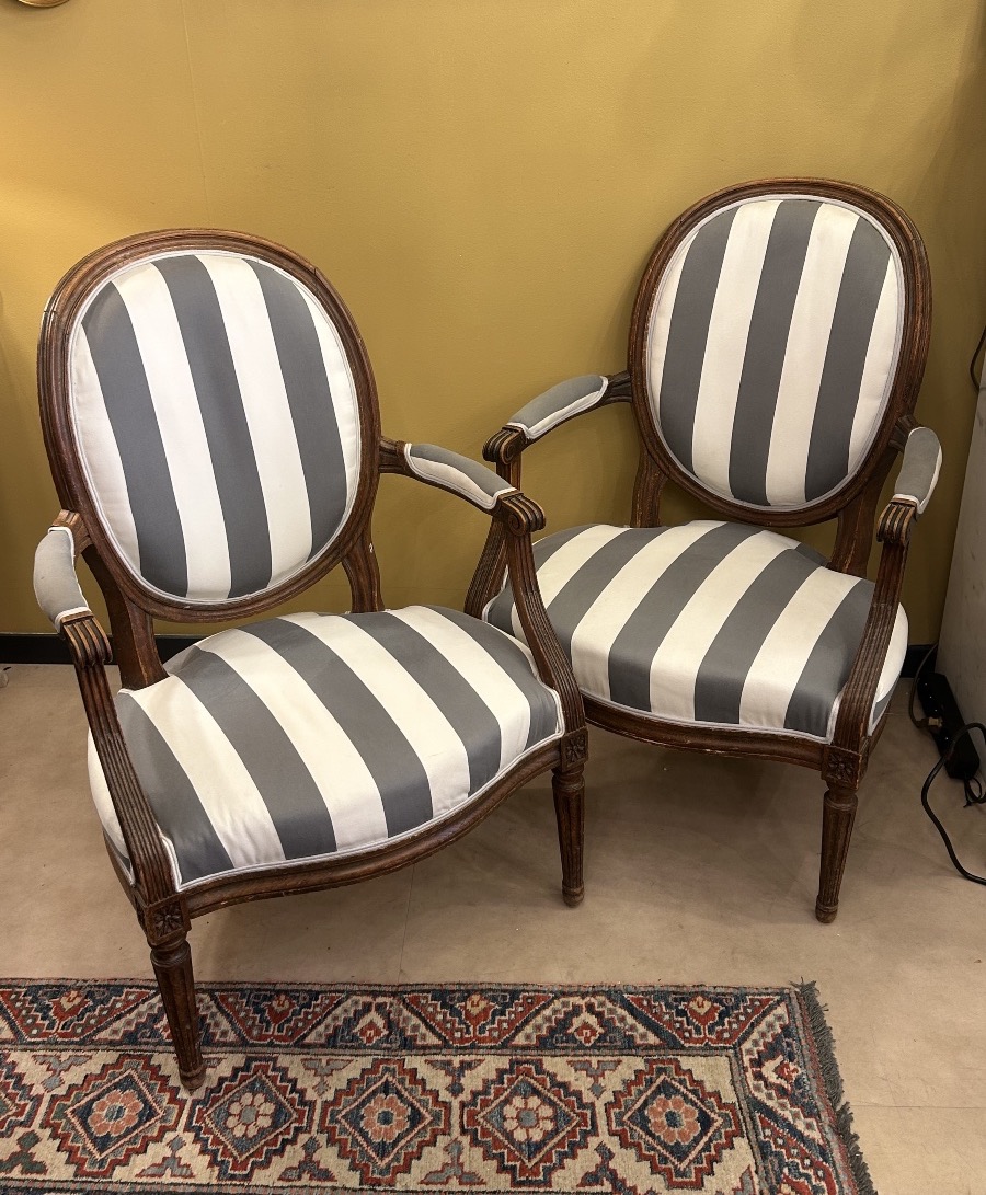 Paire de fauteuils cabriolet à dossier médaillon, style Louis XVI — XIXe siècle