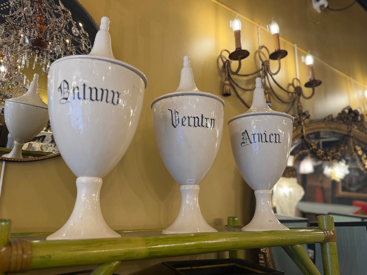 Série de six vases apothicaires en céramique blanche, Italie, XIXe siècle