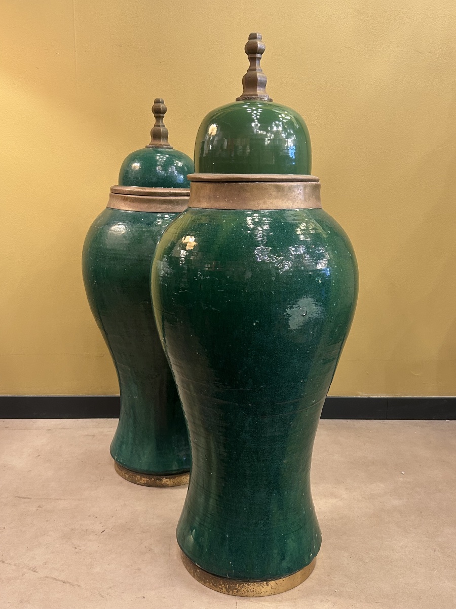 Paire de vases balustres en céramique émaillée verte, montés en lampes, ХХе-photo-2