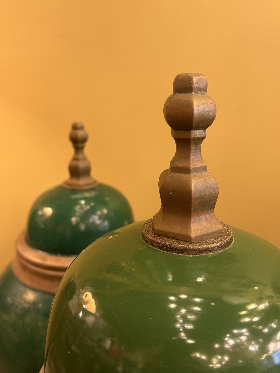Paire de vases balustres en céramique émaillée verte, montés en lampes, ХХе-photo-3