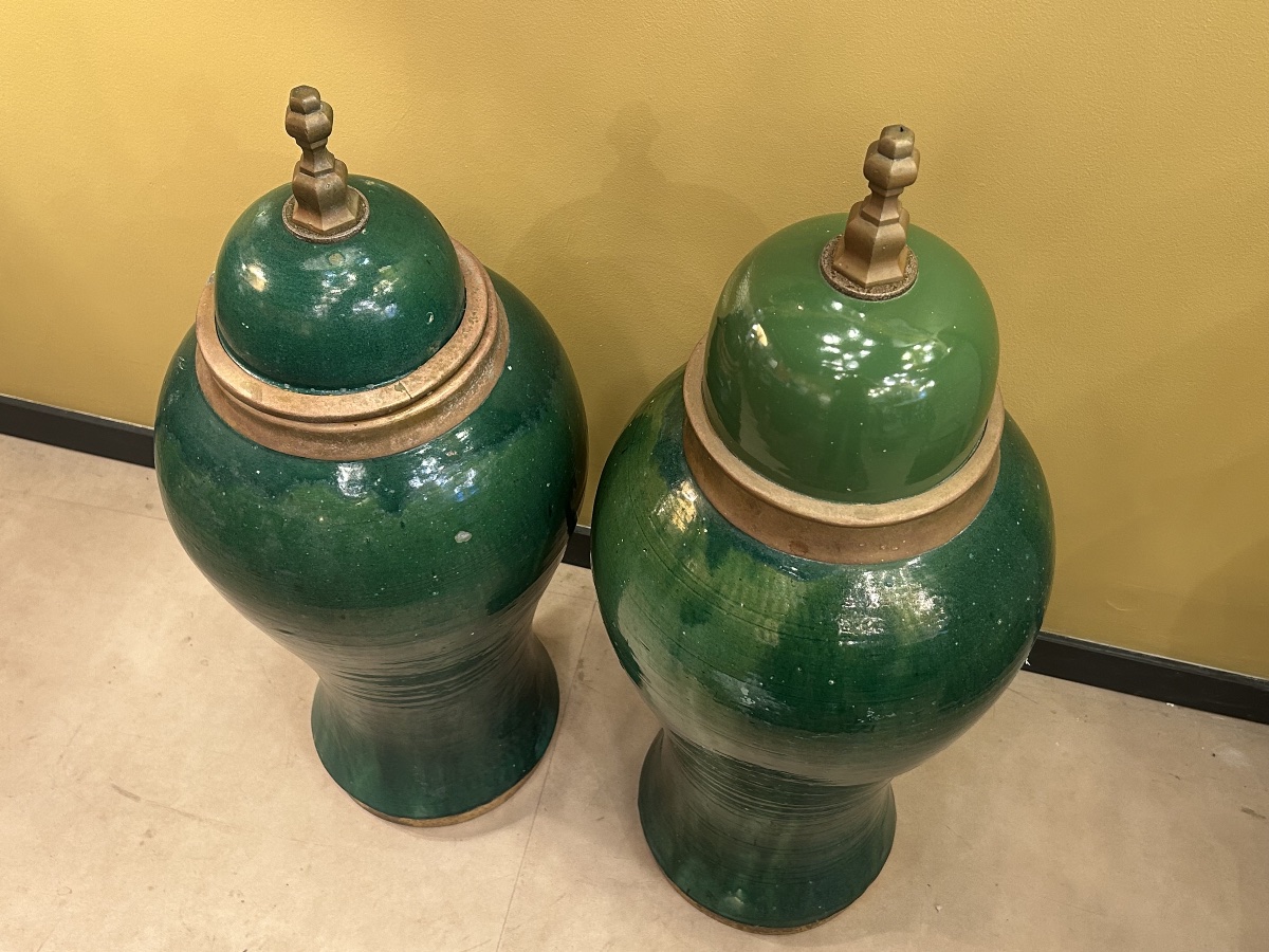 Paire de vases balustres en céramique émaillée verte, montés en lampes, ХХе-photo-4