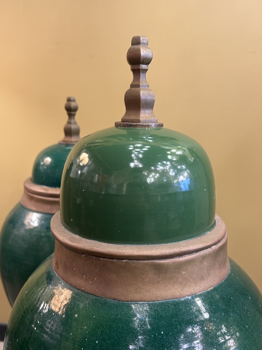 Paire de vases balustres en céramique émaillée verte, montés en lampes, ХХе-photo-1