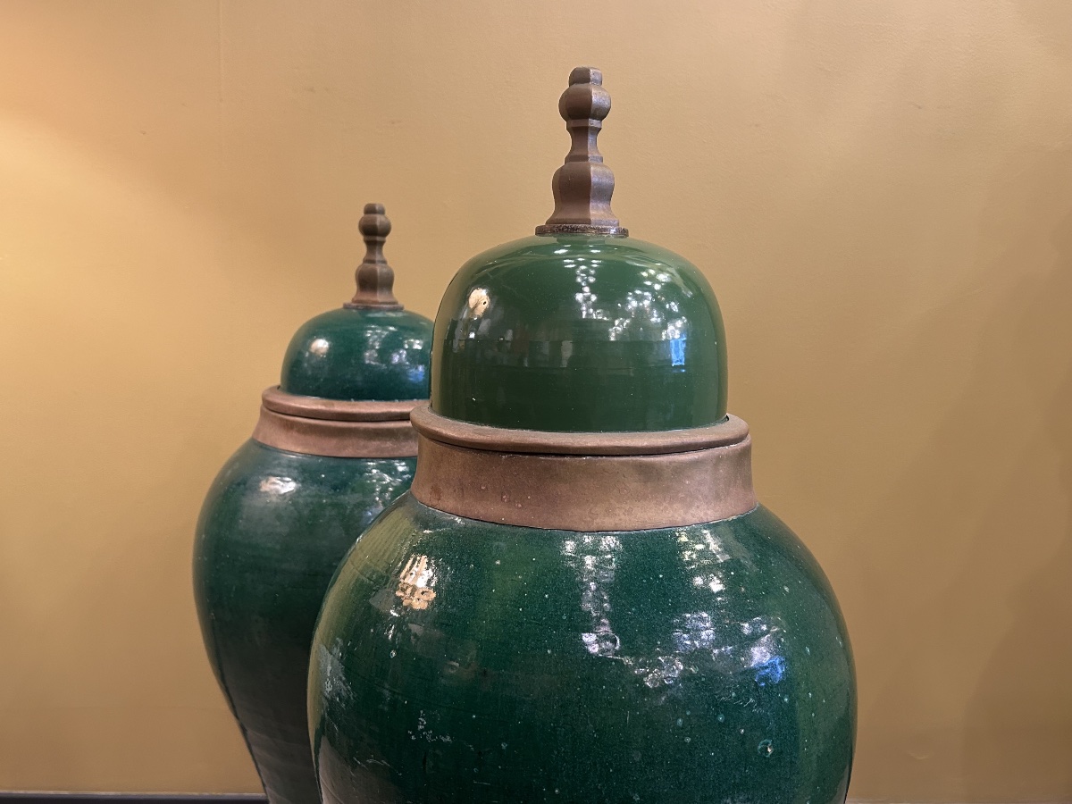 Paire de vases balustres en céramique émaillée verte, montés en lampes, ХХе-photo-2