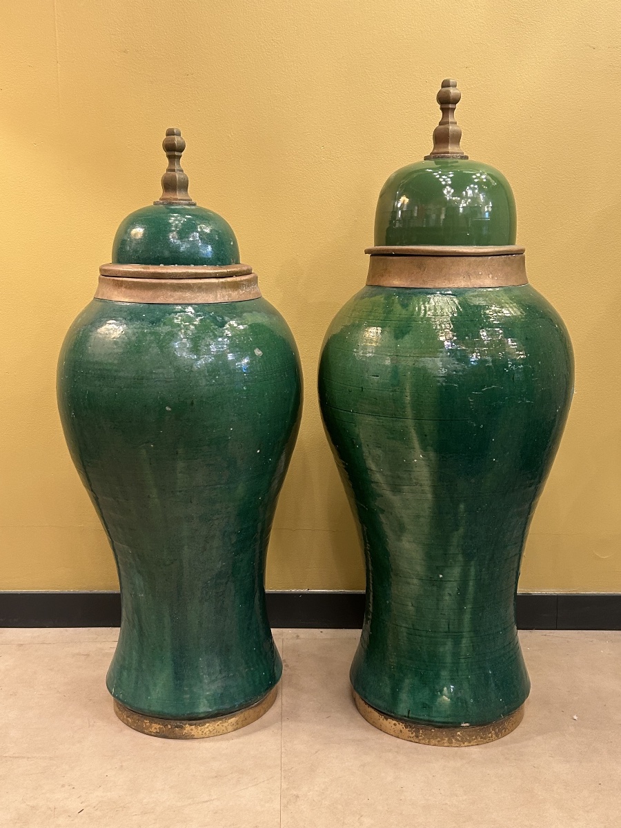 Paire de vases balustres en céramique émaillée verte, montés en lampes, ХХе