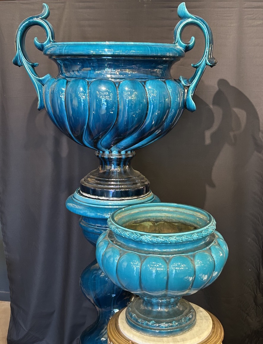 Cache-pot sur colonne et cache-pot en fonte émaillée turquoise, XXe
