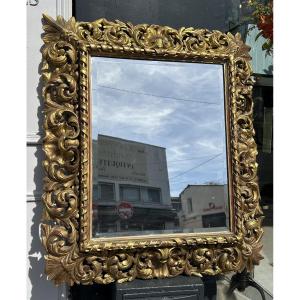 Miroir en bois doré sculpté à décor d’acanthe — XXe siècle