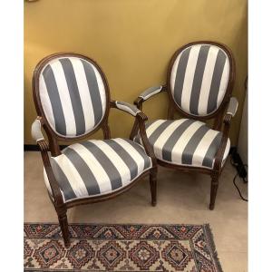 Paire de fauteuils cabriolet à dossier médaillon, style Louis XVI — XIXe siècle