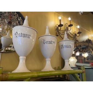 Série de six vases apothicaires en céramique blanche, Italie, XIXe siècle