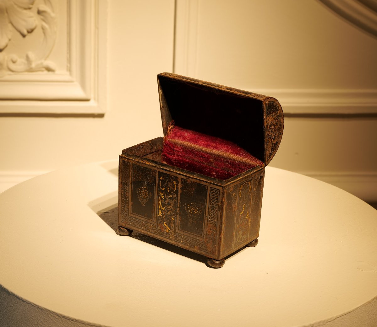 Boite en métal à décors appliqué peint-photo-2