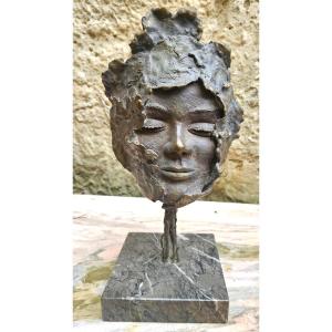 Portrait en bronze signé