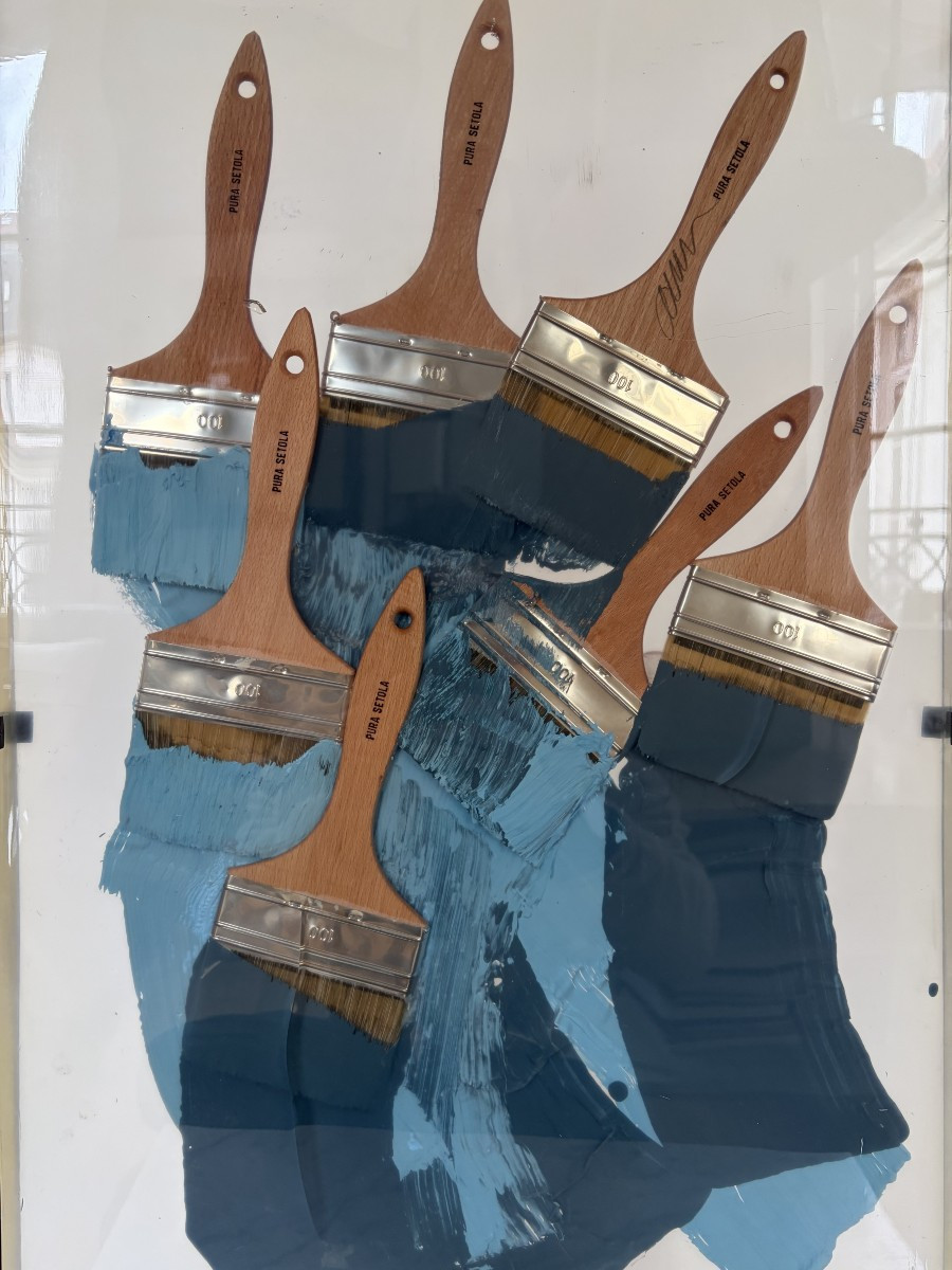 Pinceaux bleus, inclusion, 1990 - Arman