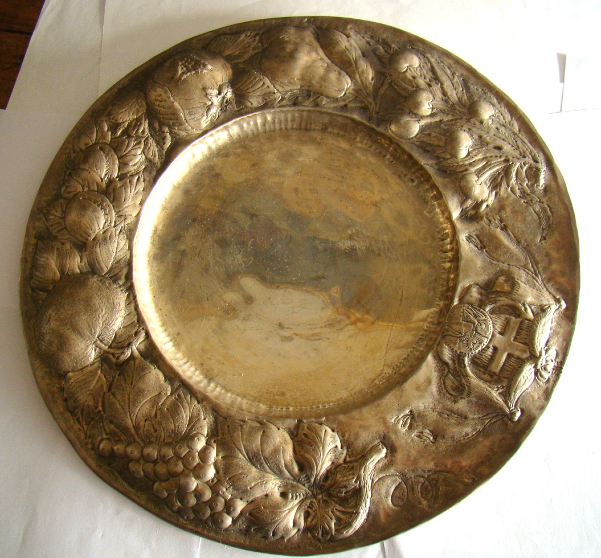 Amazing Solid Silver Dish, Decorated With Embossed Fruit And The Savoy Cross-photo-3