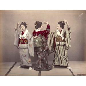 Photographies Japonaises - Trois Apprenties Geisha Dansant