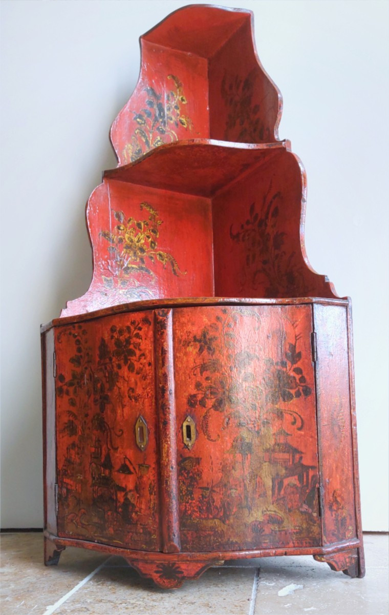 Etagère d'angle peinte.