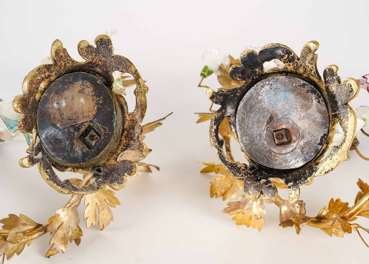 A Pair Of Lxv Style Candlesticks In Gilt Bronze, Flowers And Porcelain Figures-photo-3