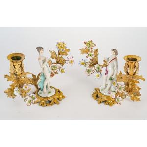 Une Paire De Bougeoirs De Style Lxv En Bronze Doré ,fleurs Et Personnages En Porcelaine  