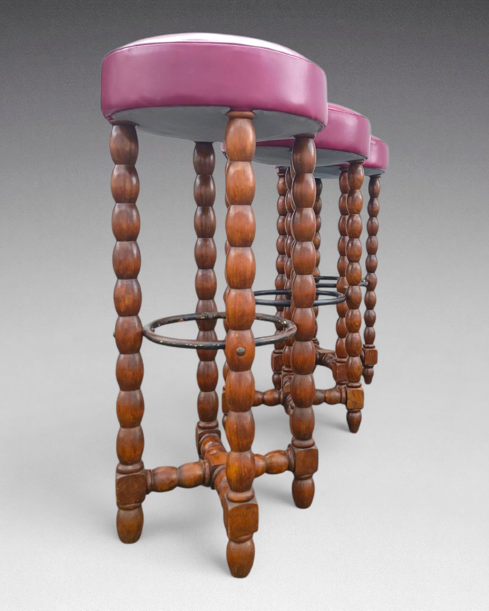 Victor Courtray - 3 tabourets de bar en bois et cuir rouge; entretoises en métal (vers 1930)-photo-2