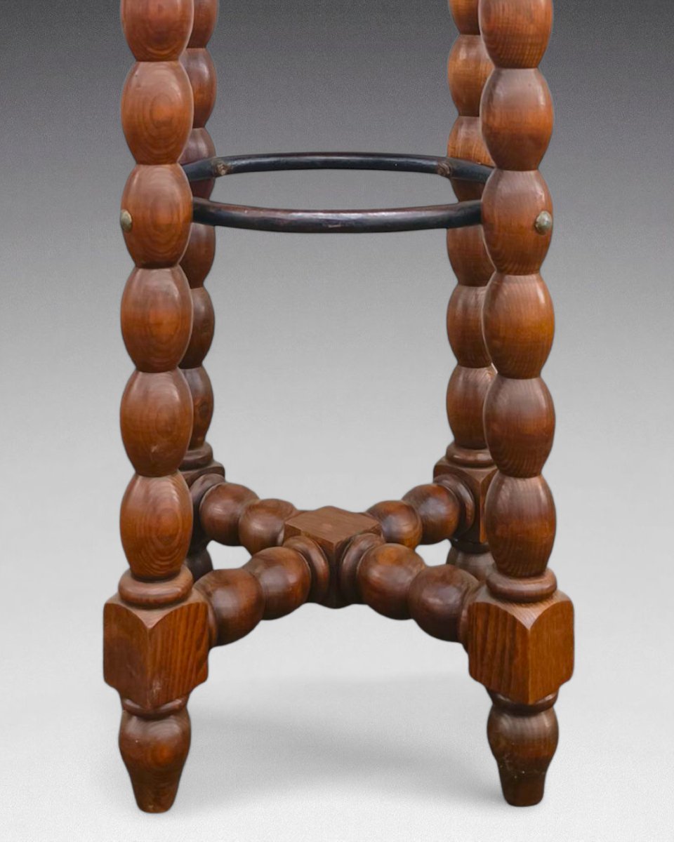 Victor Courtray - 3 tabourets de bar en bois et cuir rouge; entretoises en métal (vers 1930)-photo-1