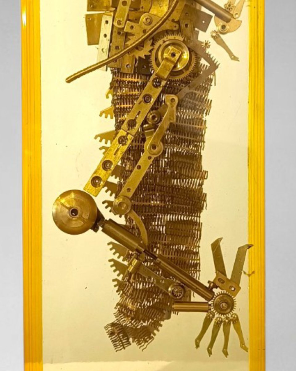 Insecte composé de pièces de mécanique; résine-photo-4