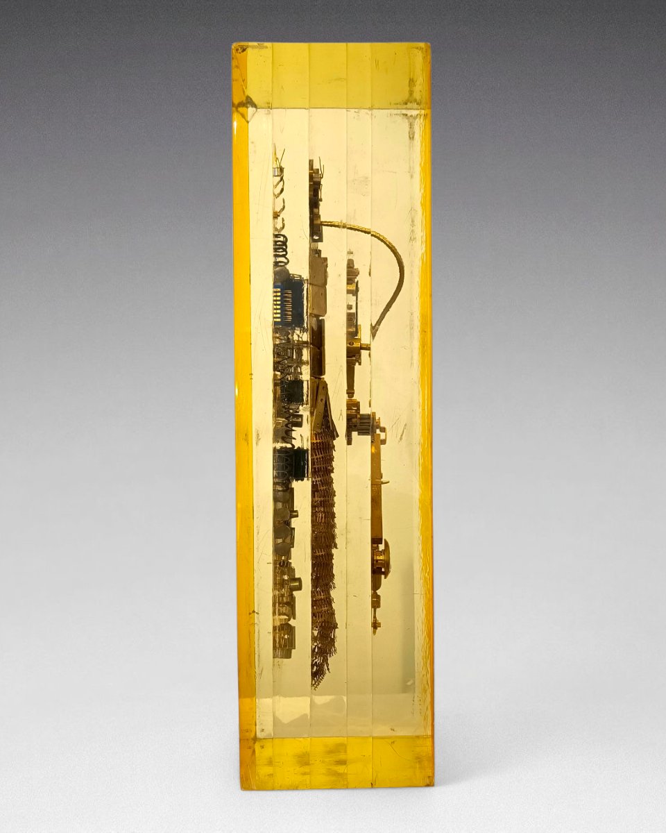 Insecte composé de pièces de mécanique; résine-photo-1