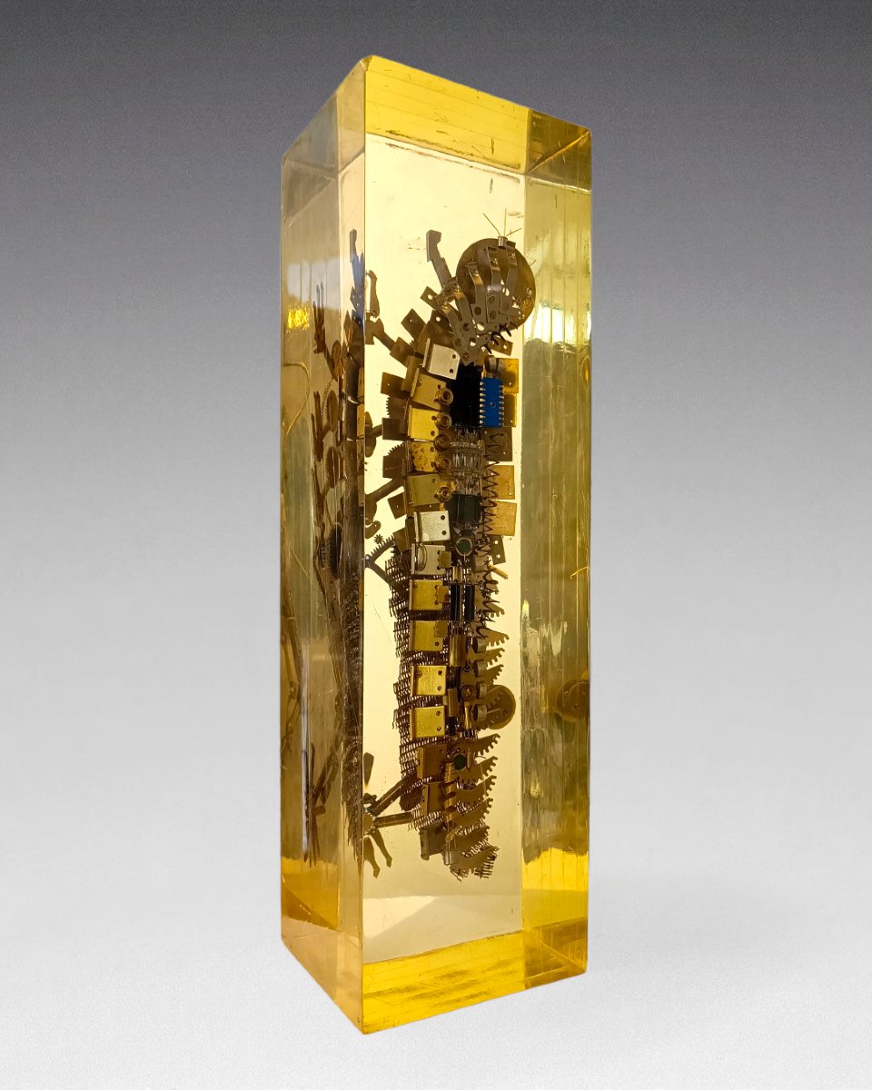 Insecte composé de pièces de mécanique; résine-photo-2