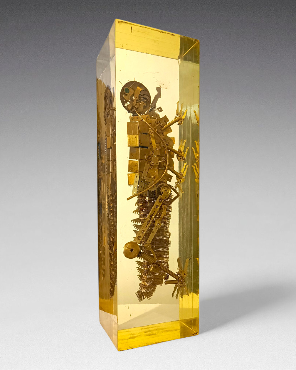 Insecte composé de pièces de mécanique; résine