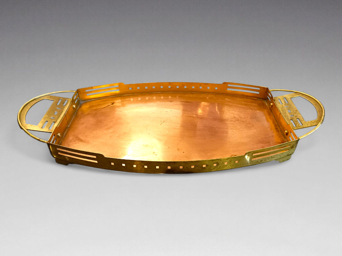  Plateau en cuivre et laiton - [Dans le goût de] Gustave Serrurier Bovy. Belgique (vers 1900)