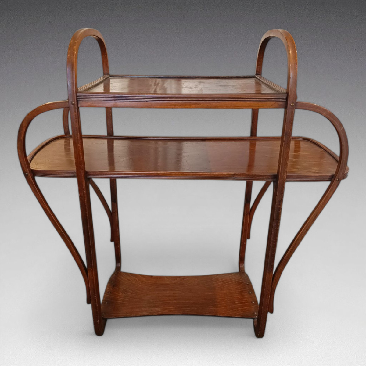 Table à thé en bois courbé et merisier (vers 1900)