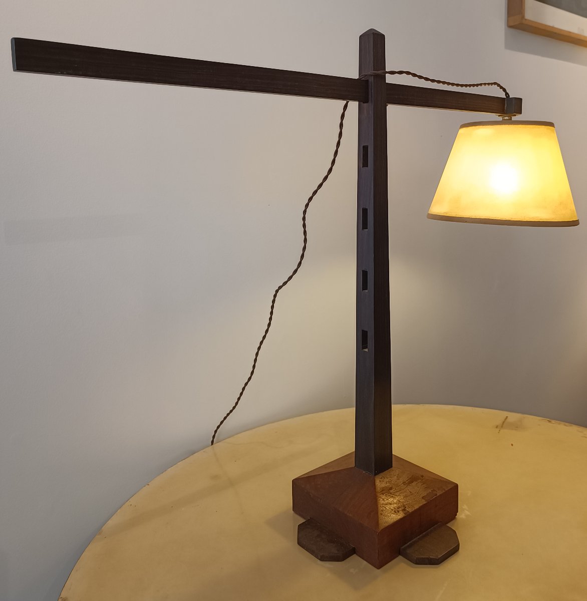 Lampe potence en acajou et palissandre (vers 1950)