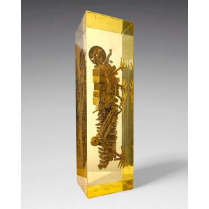 Insecte composé de pièces de mécanique; résine