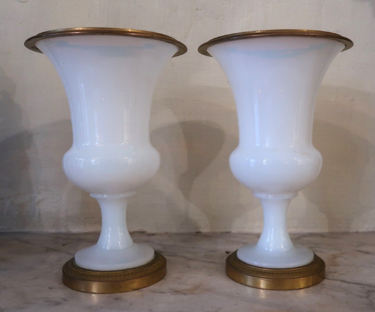 Paire De Vases Medicis En Opaline Blanche 