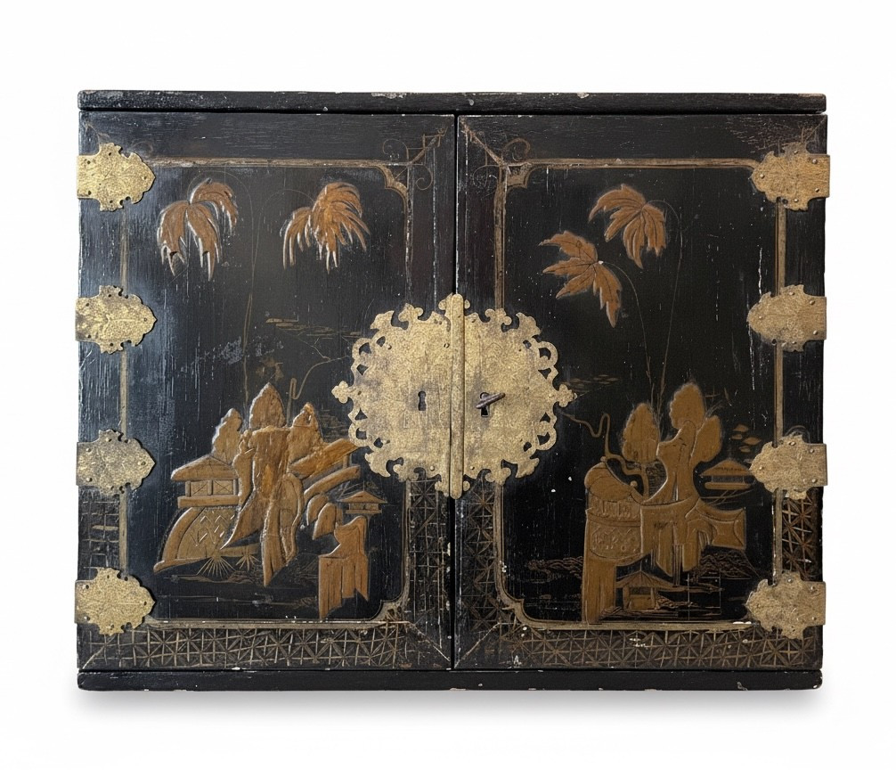 Petit cabinet  anglais du XVIII ème S.  à décor au chinois 