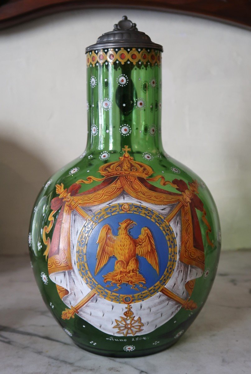 Grande verseuse en verre décoré des armoiries impériales de Napoléon Ier.