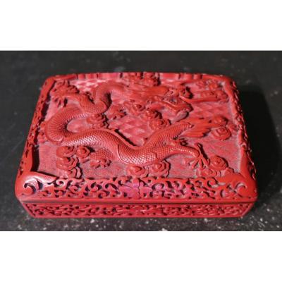 Boîte chinois en laque rouge à décor de dragons