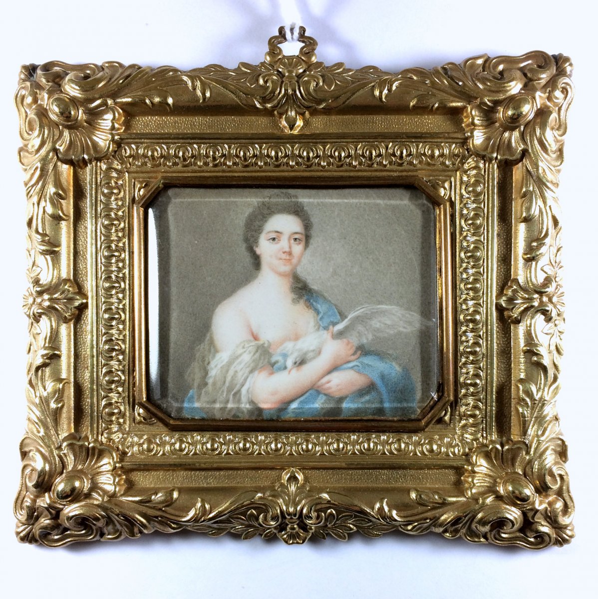 portrait miniature d'époque Louis XV, dame avec colombe