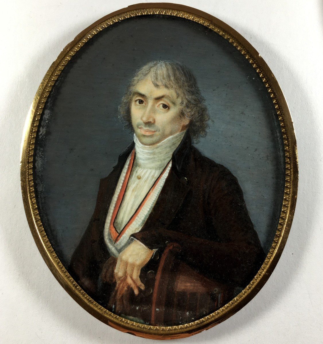 Portrait miniature époque Révolutionnaire, homme tenant ses gants, vers 1790