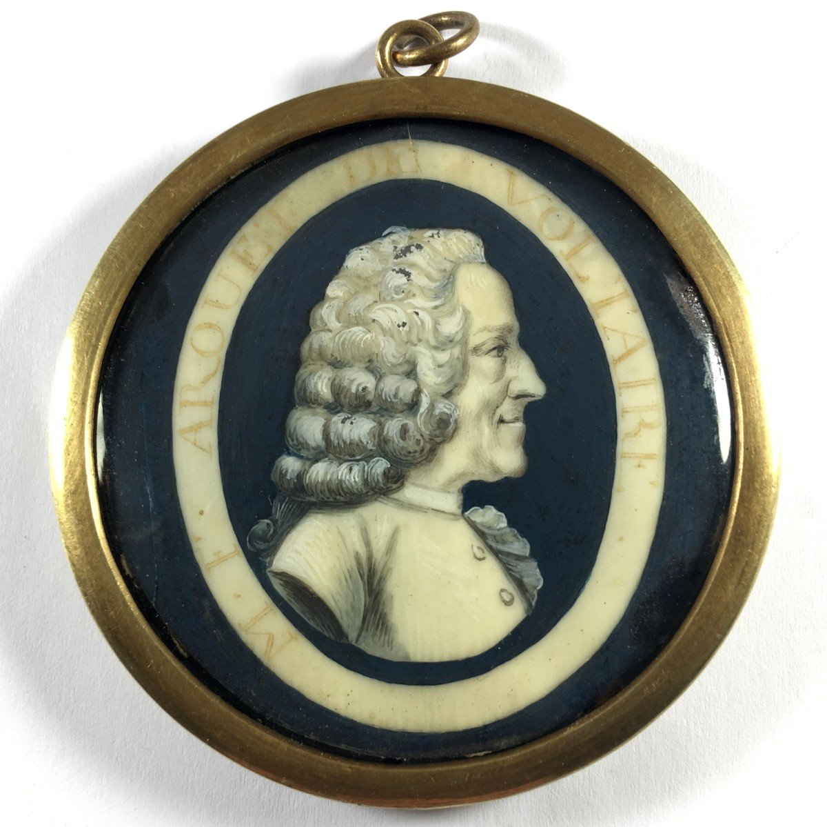 Portrait  de F. M. Arouet dit Voltaire, miniature en grisaille, XVIIIe siecle