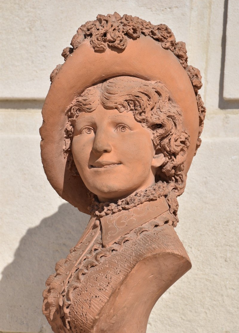 Victor VERMARE (Sarcey 1842 - Lyon 1890), Buste de femme coiffée d'un chapeau à plume (1883)