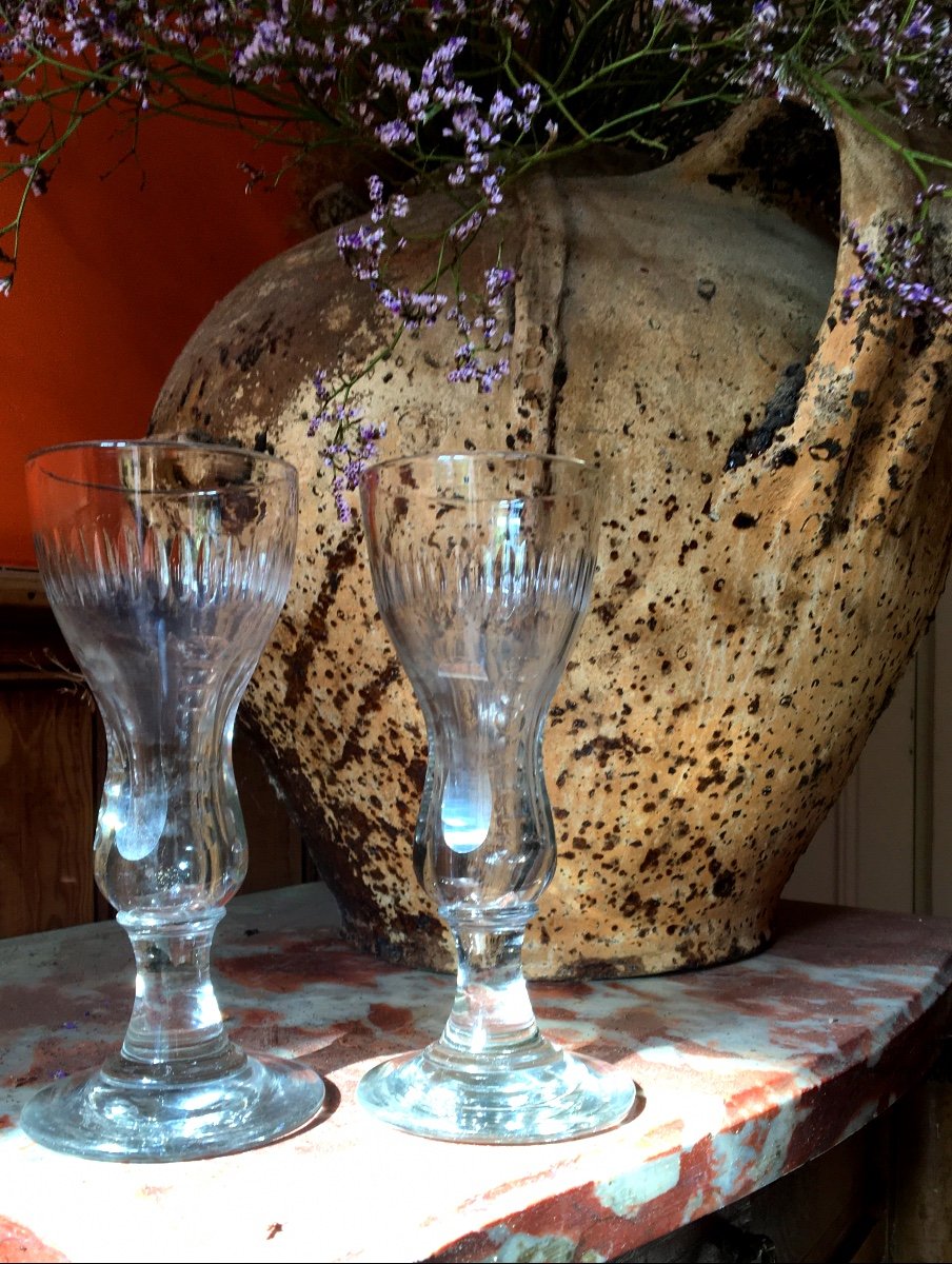 Les Deux Verres à Absinthe Galbés Et Taillés