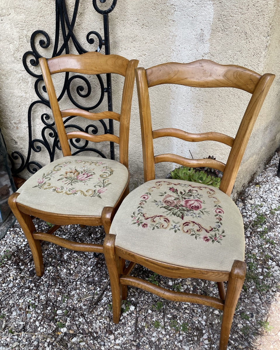 La paire de chaises Napoléon III garnies de tapisseries au point 