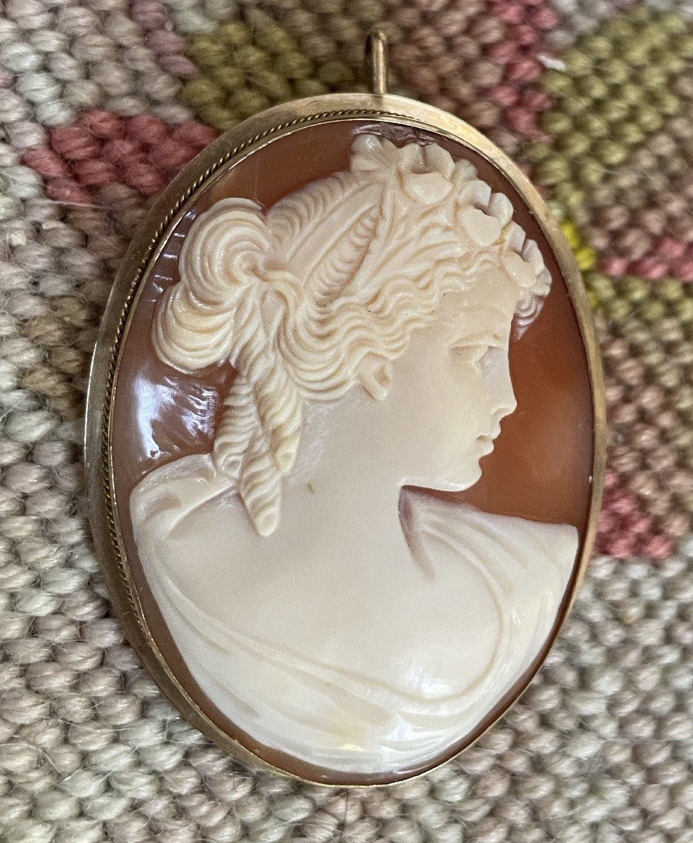 Broche pendentif ornée d’un Camée sur or jaune -photo-1