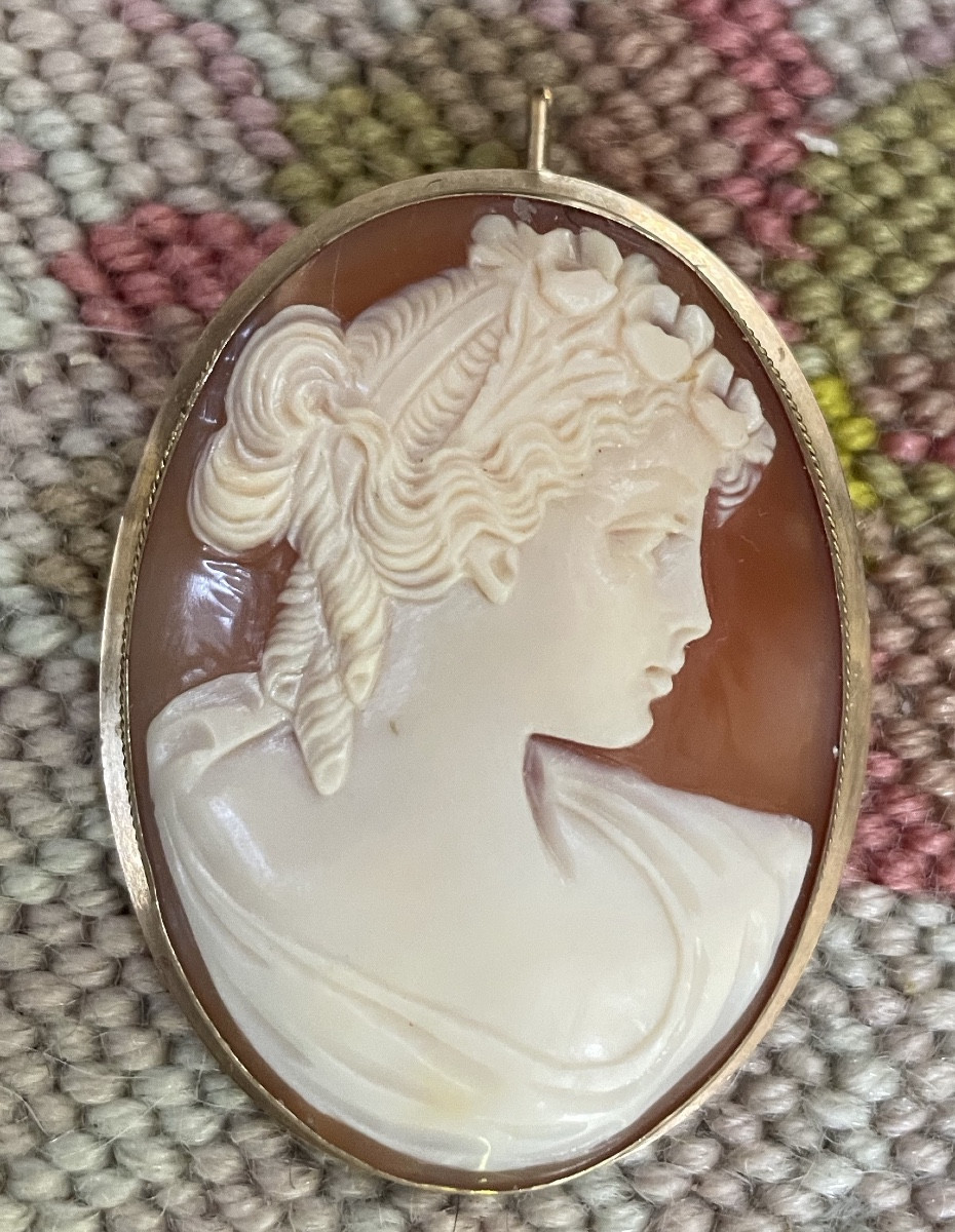 Broche pendentif ornée d’un Camée sur or jaune 