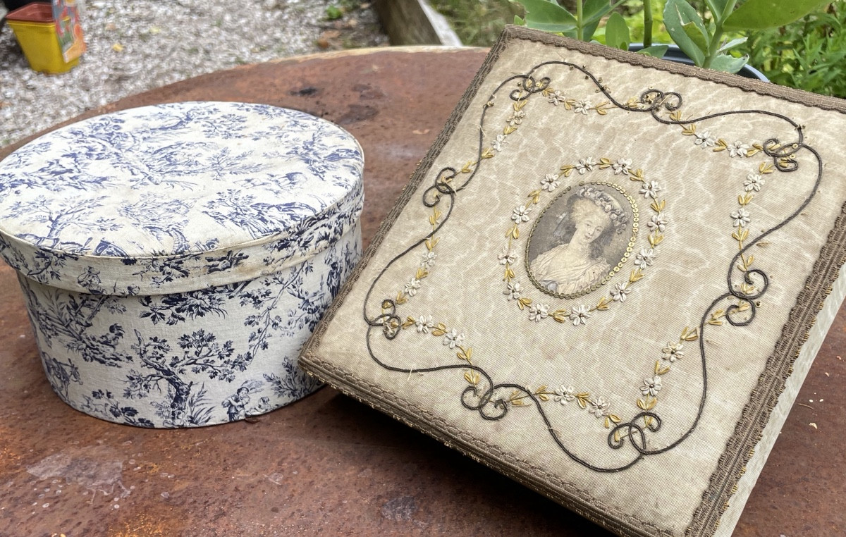Les deux boîtes à confiseries anciennes