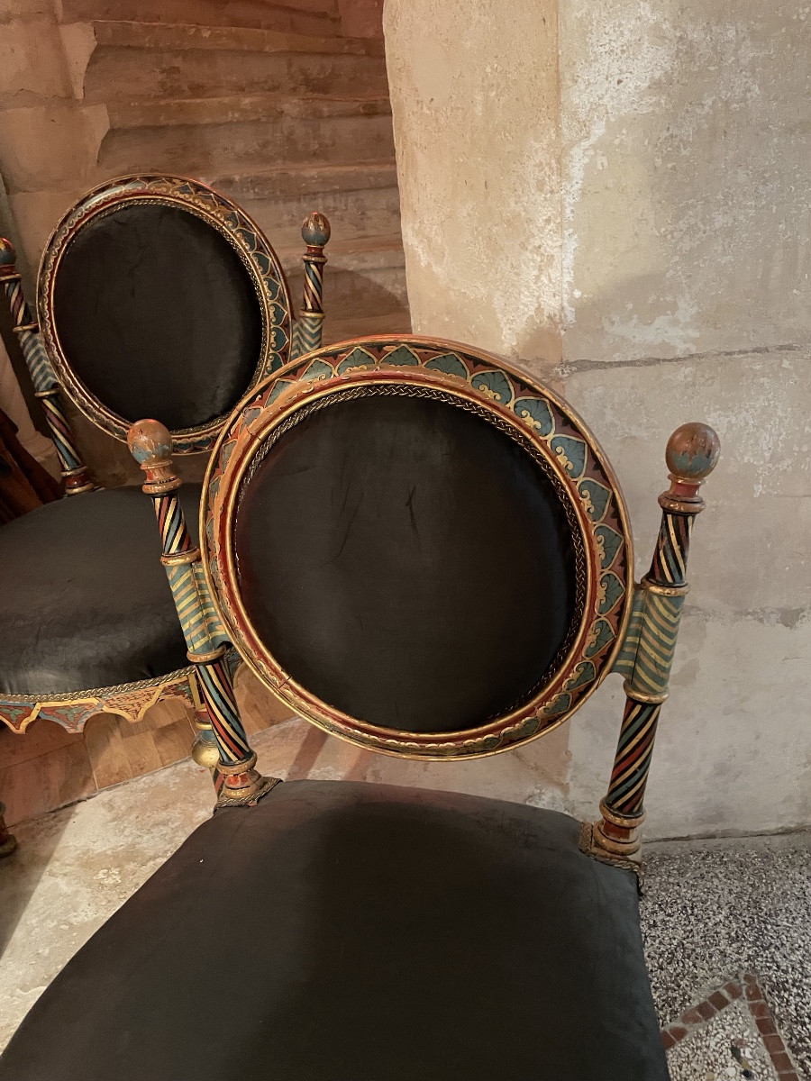 La Paire de Chaises Médaillon  basses au décor Oriental -photo-1