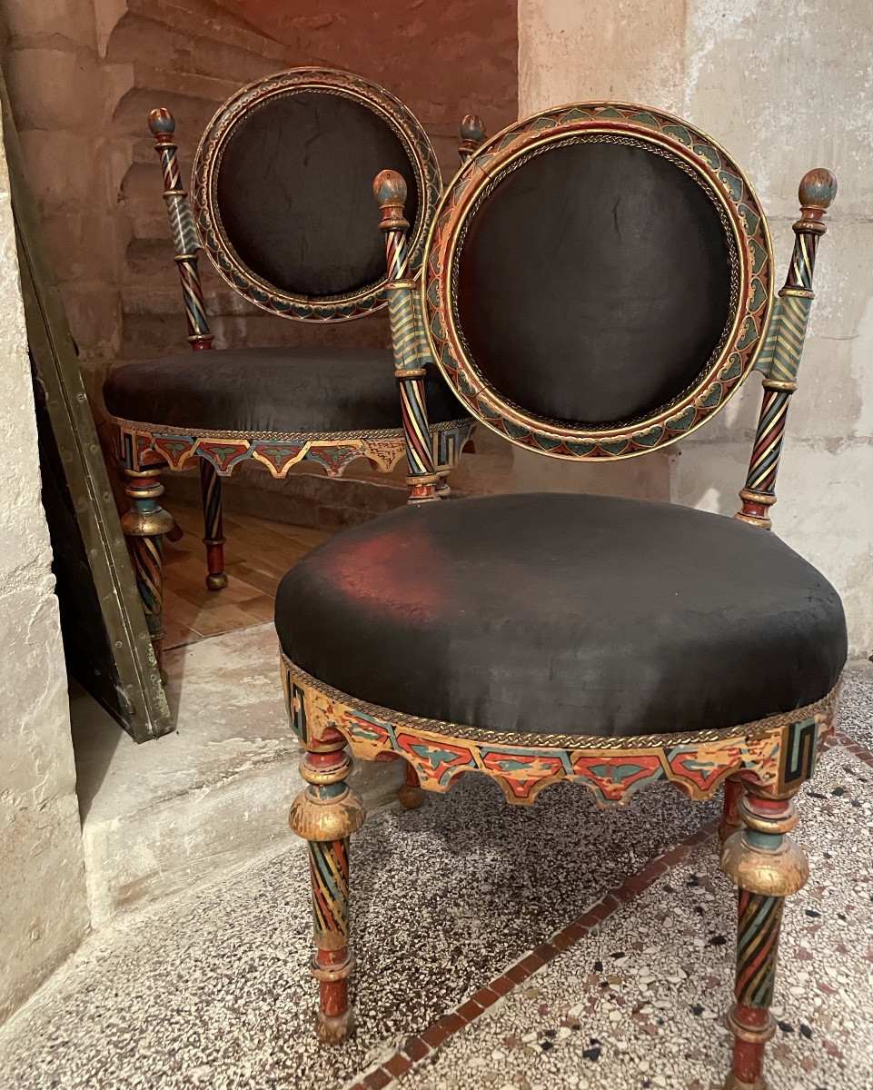 La Paire de Chaises Médaillon  basses au décor Oriental 