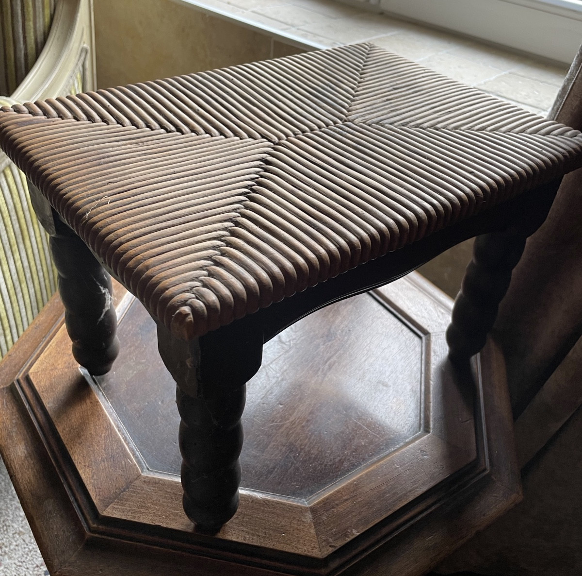 Tabouret en trompe l’œil à l’imitation du paillage 