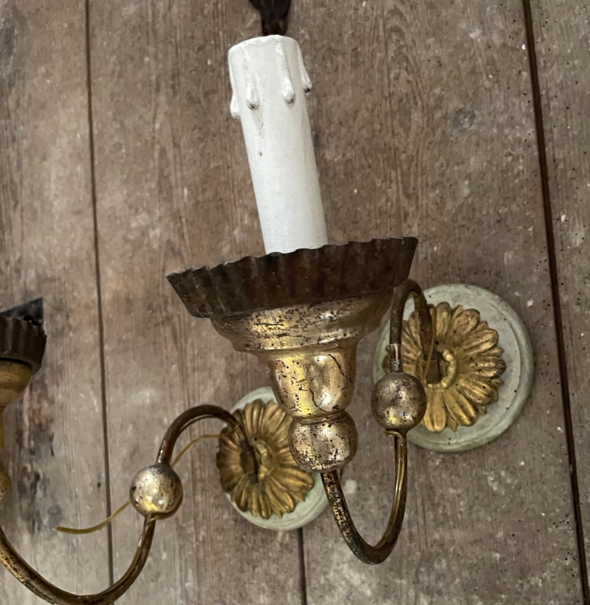 Pair Of Italian Wall Sconces In Gilded Wood And Metal -photo-3